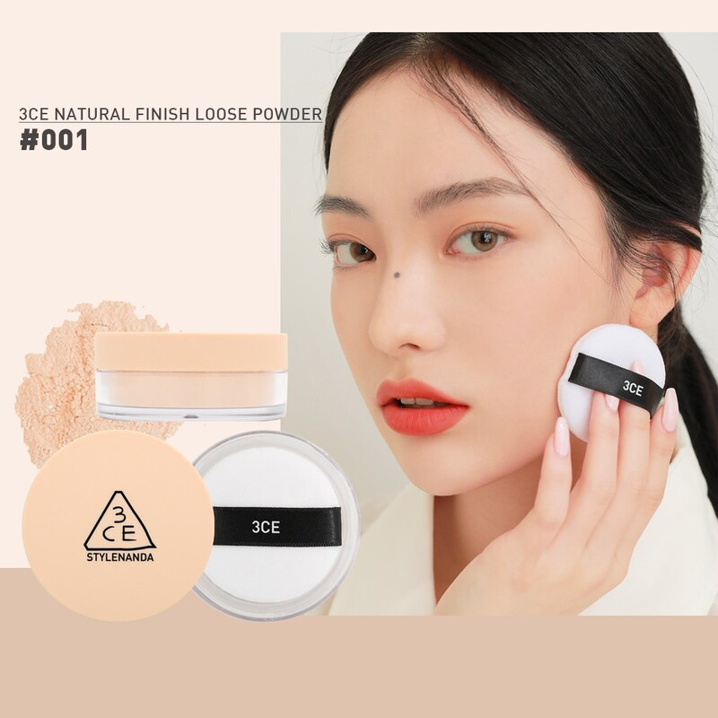 Dùng bông hoặc cọ phủ đều phấn lên mặt, bắt đầu từ vùng da dầu, giúp lớp trang điểm lâu trôi và mịn màng.
